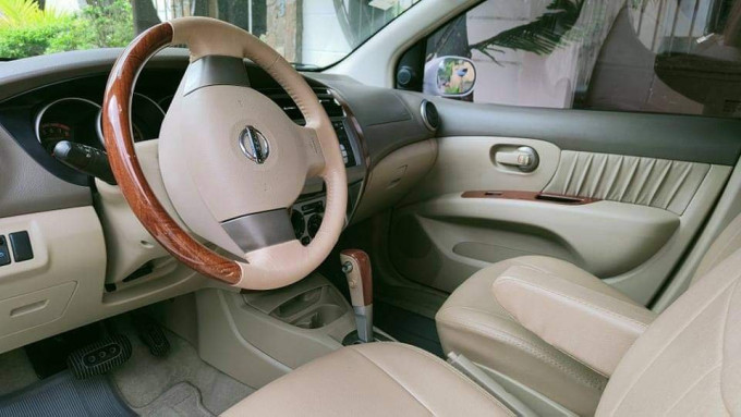 2013 Nissan grand livina highway star