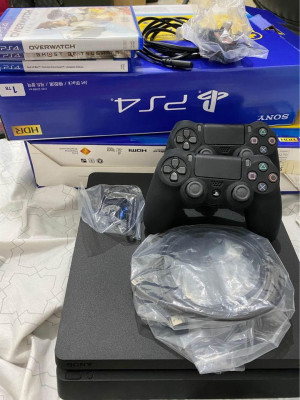 PS4 1TB with 2 controllers 4 games