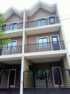 Townhouse For Sale in Mercedes Exec. Village