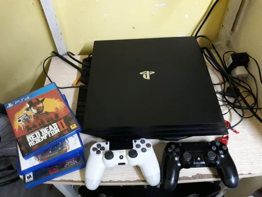 Ps4 pro 1tb 2 control 4 games