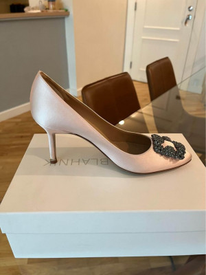 Manolo Blahnik Hangisi