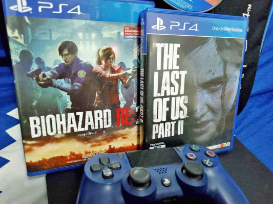 ps4 slim , 2controllers with games