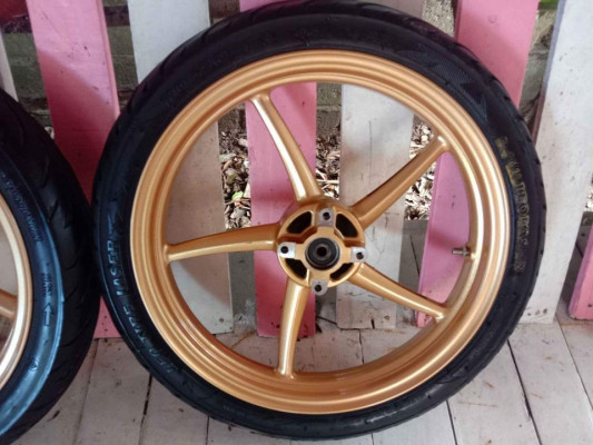 rb5 gold almost brand new with tire