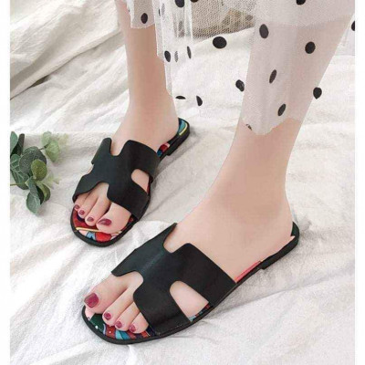 Flat casual slippers