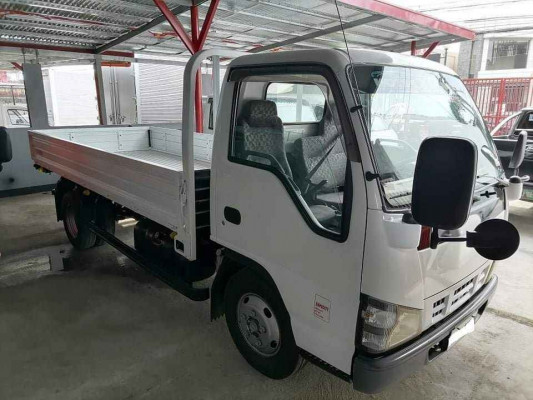 2017 Isuzu truck