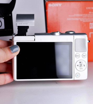 CanonM100 24MP Mirrorless 15-45 STM wifi bluetooth touch screen lcd