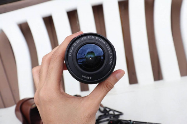 Canon eos M100 MIRRORLESS VLOGGING CAMERA