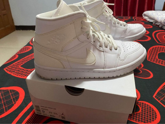 Wmns Air Jordan 1 mid triple white