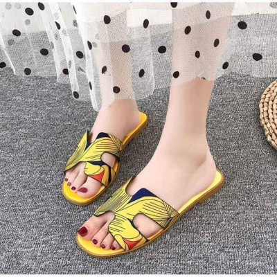 Flat casual slippers