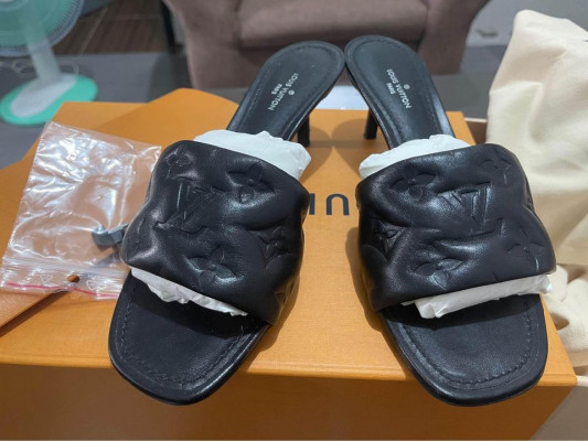 Lv sandals