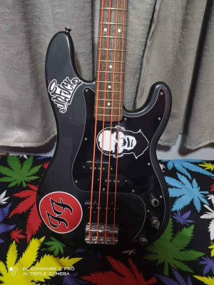 Bass guitar squire pj