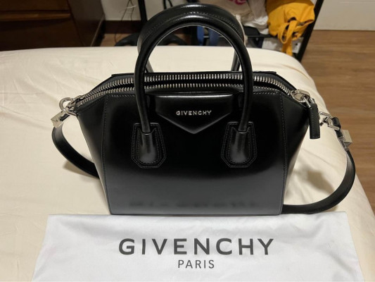 GIVENCHY (Small Antigona Box Leather Satchel)