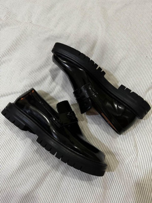 Tabi Split Toe Leather Shoes (Size 41 / US 8)