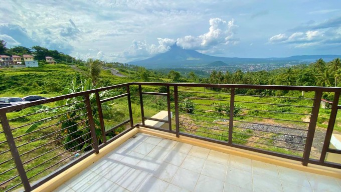 Gorgeous Modern House and Lot in Estanza Legazpi City