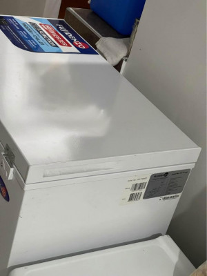 CHEST CHILLER OR FREEZER