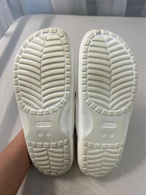 UNISEX Classic Crocs Sandals in White - Size W9/M7