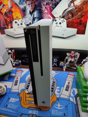 XBOX ONE S 500gb Complete with Orig Box & Orig V2 Controller 6physical Games