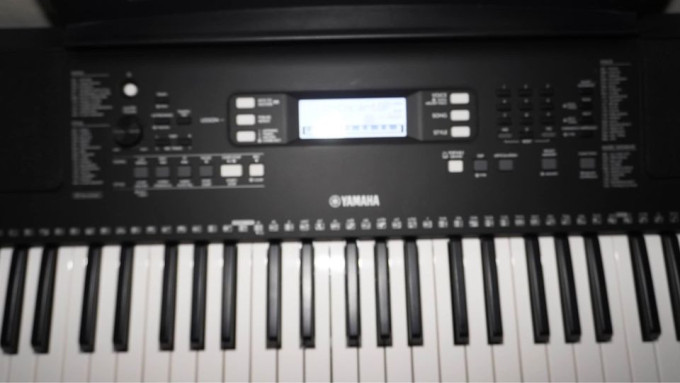 Yamaha E373 Keyboard