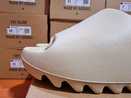 Bone V2 - Yeezy UA LW Version Slide Onhand