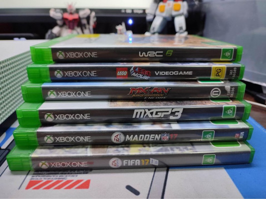 XBOX ONE S 500gb Complete with Orig Box & Orig V2 Controller 6physical Games