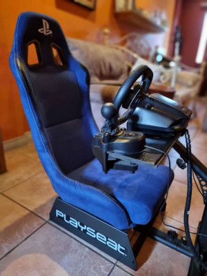 Playseat Evolution with Logitech G29 Racing Wheel and Manual Shifter