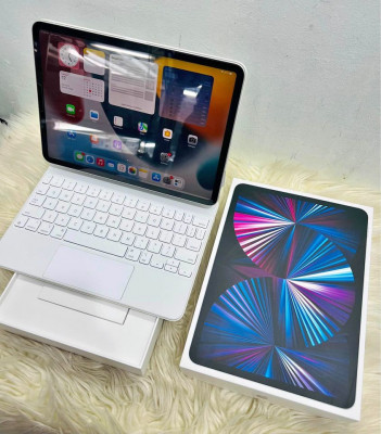 Ipad Pro m1 128gb(Silver)with magic keyboard(white) Second hand