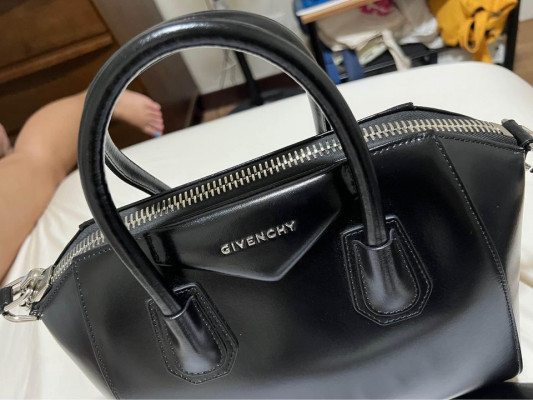 GIVENCHY (Small Antigona Box Leather Satchel)