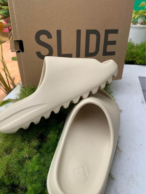 Yeezy SLIDES “Bone”