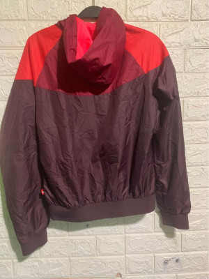 Nike windbreaker medium 20x24 dimesion