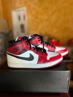 Jordan 1 Mid Chicago White Heel