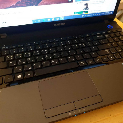 SAMSUNG Laptop