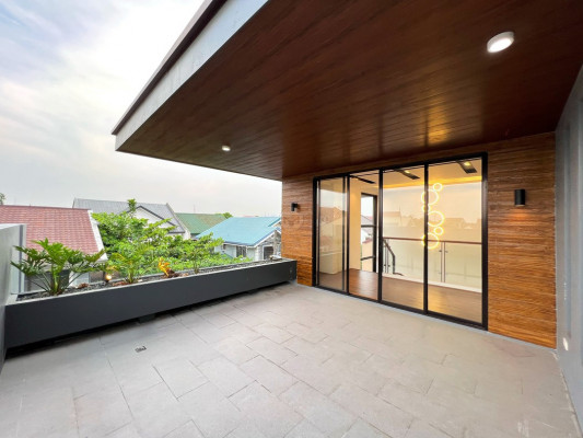 Appealing Black Modern House and Lot for Sale in Greenwoods Executive VillageFlo