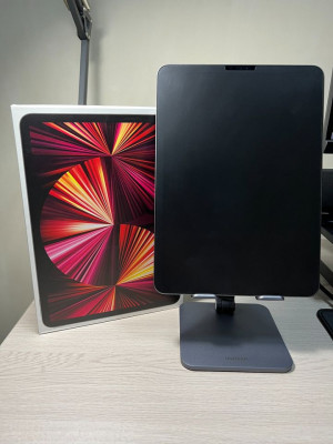 iPad Pro 11" M1 128GB Space Grey + Keyboard , Pen, Cases