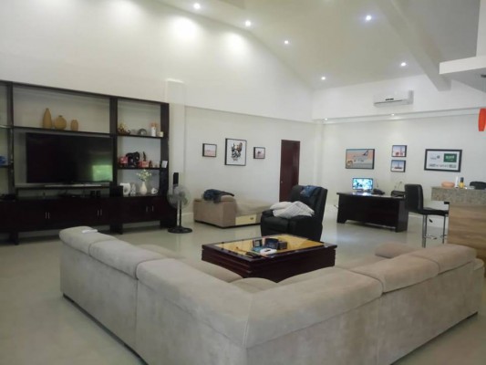 BIG HOUSE & LOT WITH POOL for sale-BAY LAGUNA