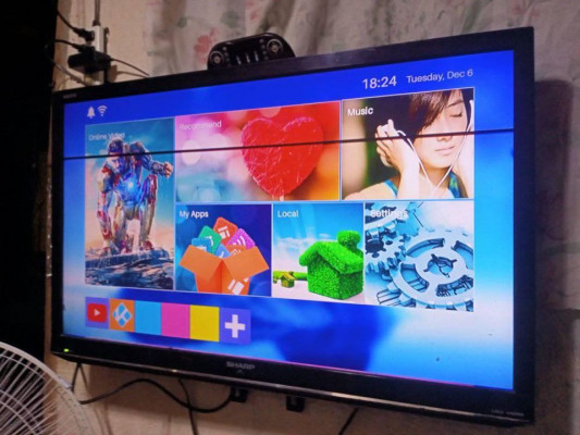 FLAT SCREEN TV 32 INCHES BRAND SHARP