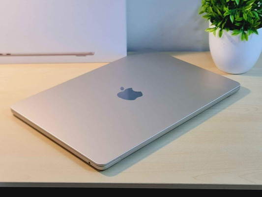 Macbook Air 13inch 2022 M2 Under warranty Of apple store