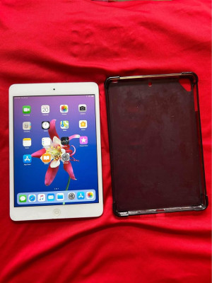 iPad Mini 2 32Gb Wifi Only Silver Apple with Free wireless headphones Negotiable