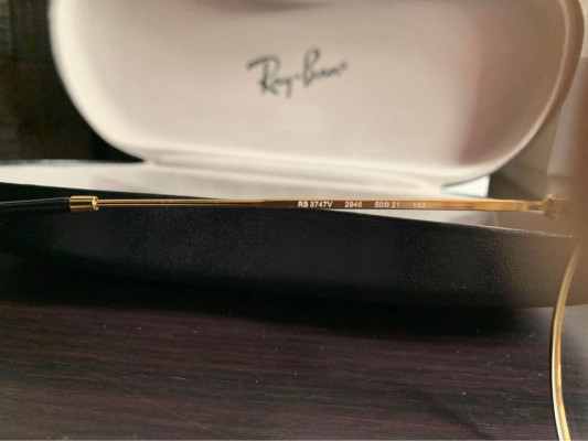 Comes with Original Rayban Clamshell Hardcase and microfiber cloth