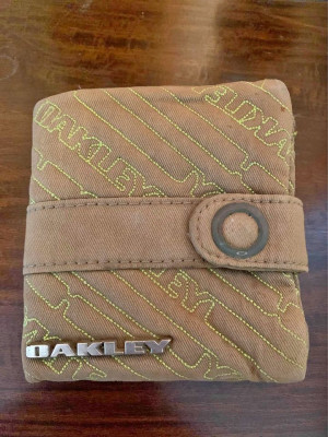 💯Authentic Preloved Oakley  Compact Wallet