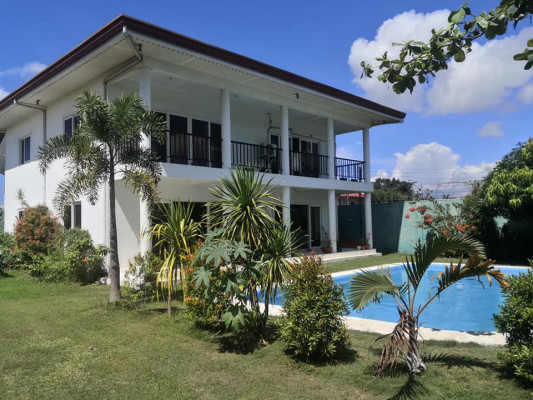 Luxury house with swimming pool lapu-lapu city.