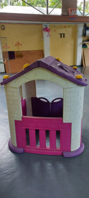PLASTIC OUTDOOR PLAYHOUSE