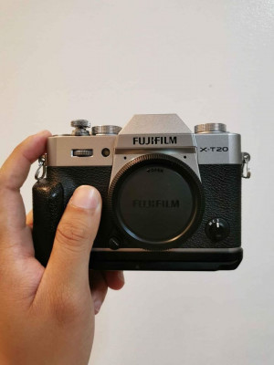 Fujifilm xt20 body silver with box and receipt