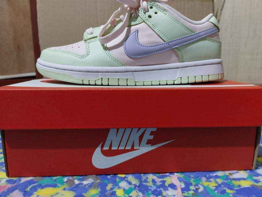 FOR SALE! GOOD AS NEW 9/10 NIKE "LIME LOW ICE"