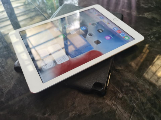 IPAD 5TH GEN 32GB WITH SIMSLOT LTE