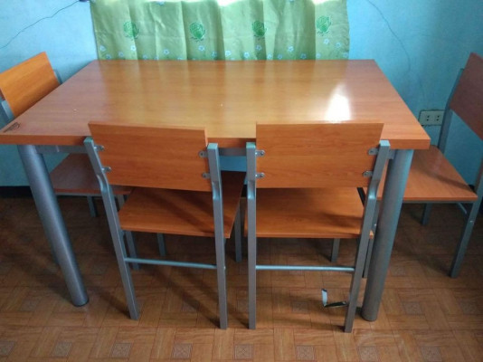 Dining table 4 seaters