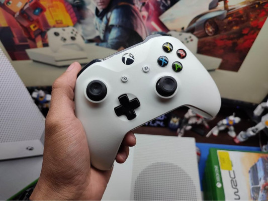 XBOX ONE S 500gb Complete with Orig Box & Orig V2 Controller 6physical Games