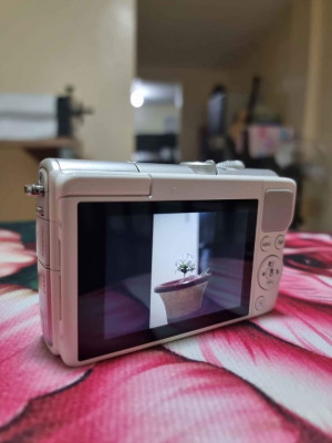 Canon M100 Mirrorless Camera for Vlogging