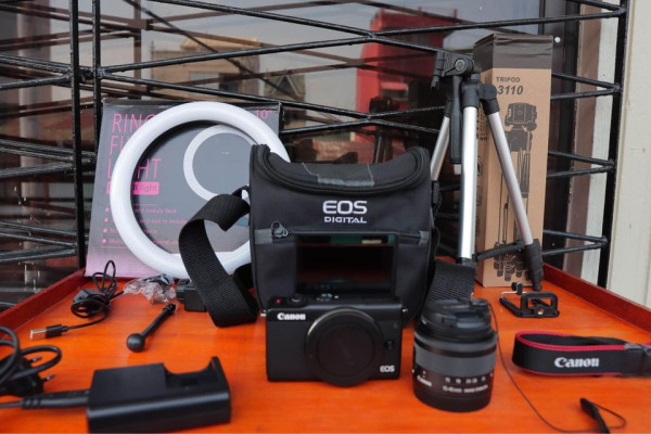 Canon eos M100 MIRRORLESS VLOGGING CAMERA