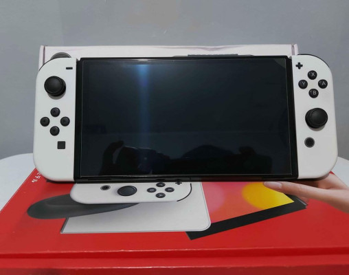 Nintendo Switch OLED + Case + 1 Game