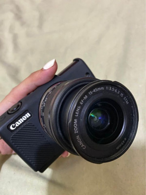 Canon EOS M100